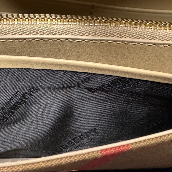Burberry crossbody NWOT (does not include phone!) Does include original dust bag - Picture 7 of 11